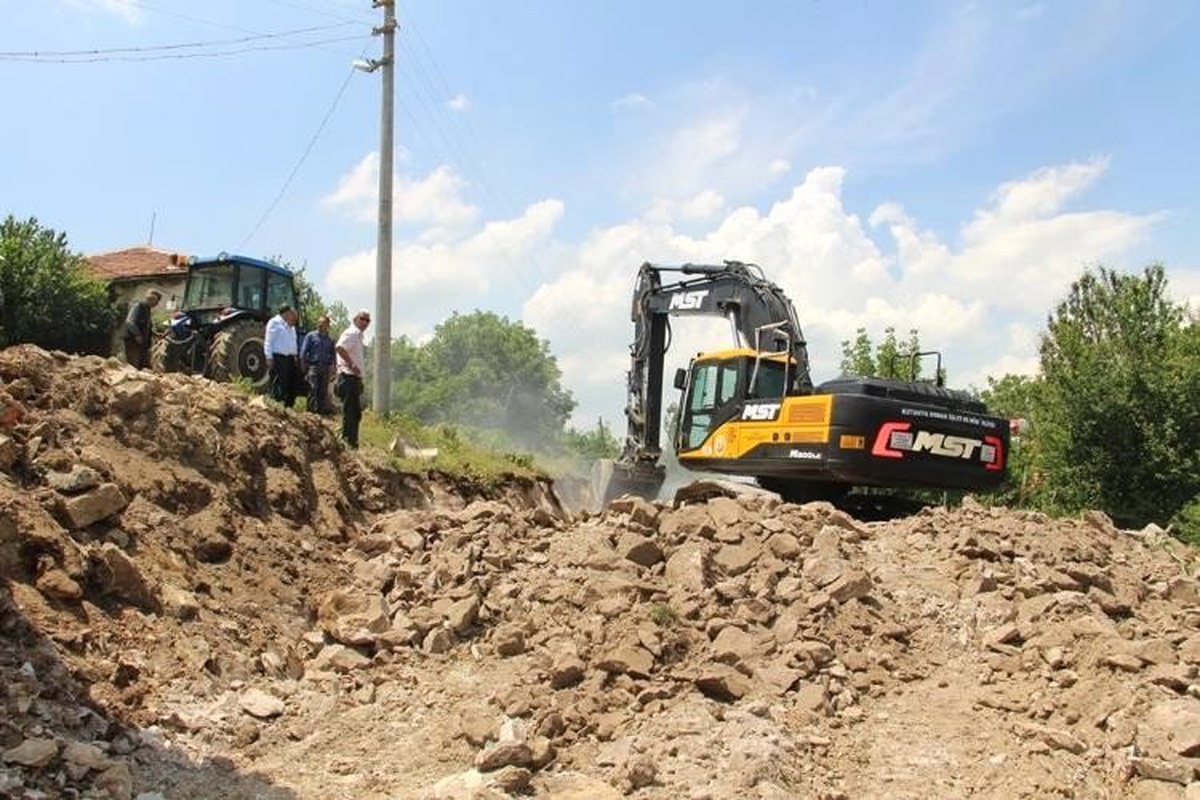 Şehitlik yolu genişletme çalışmaları başladı