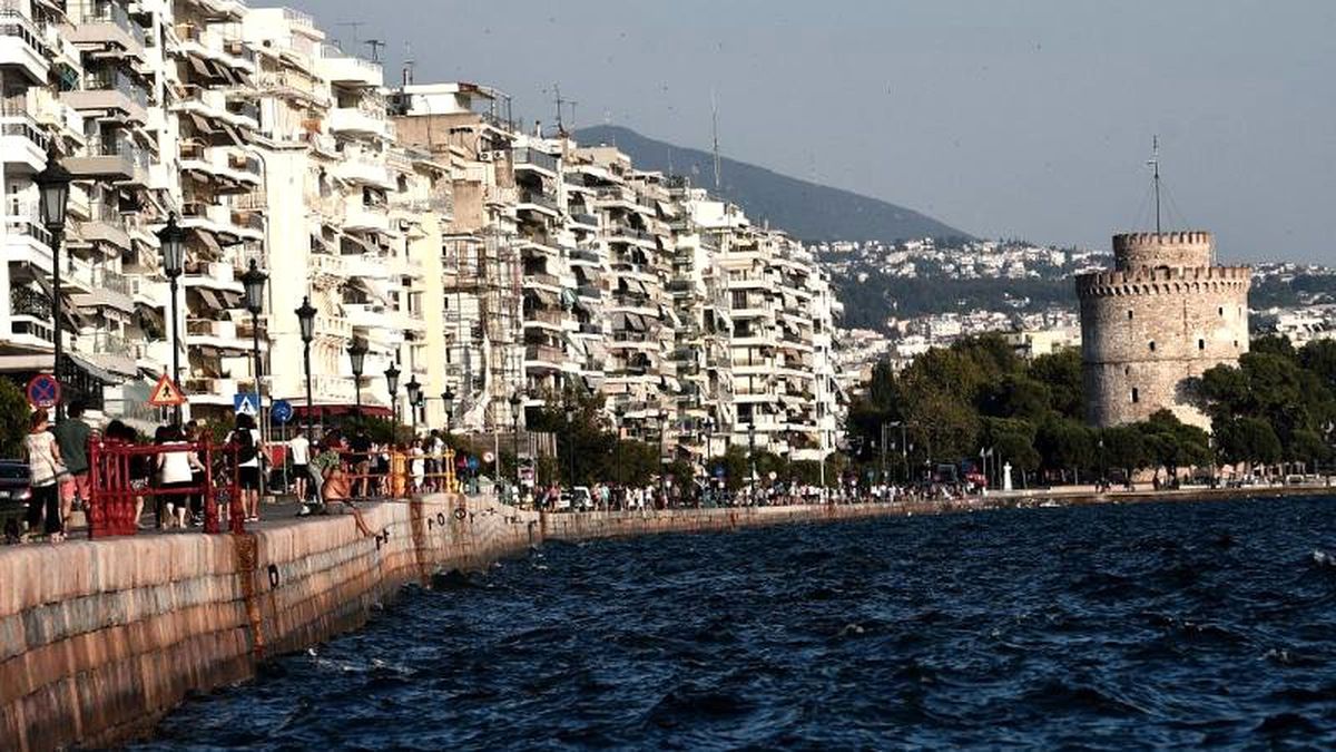 Selanik\'te Türk diplomatların aracı kundaklandı
