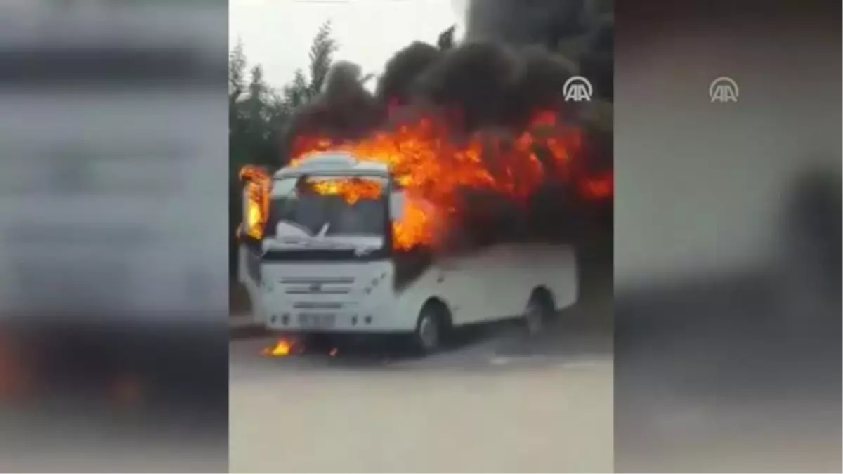 Seyir halindeyken yanan minibüs kullanılamaz hale geldi