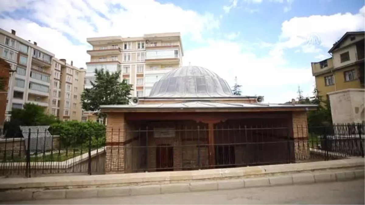 Tarihi mescidin "figürlü" mihrabı dikkati çekiyor