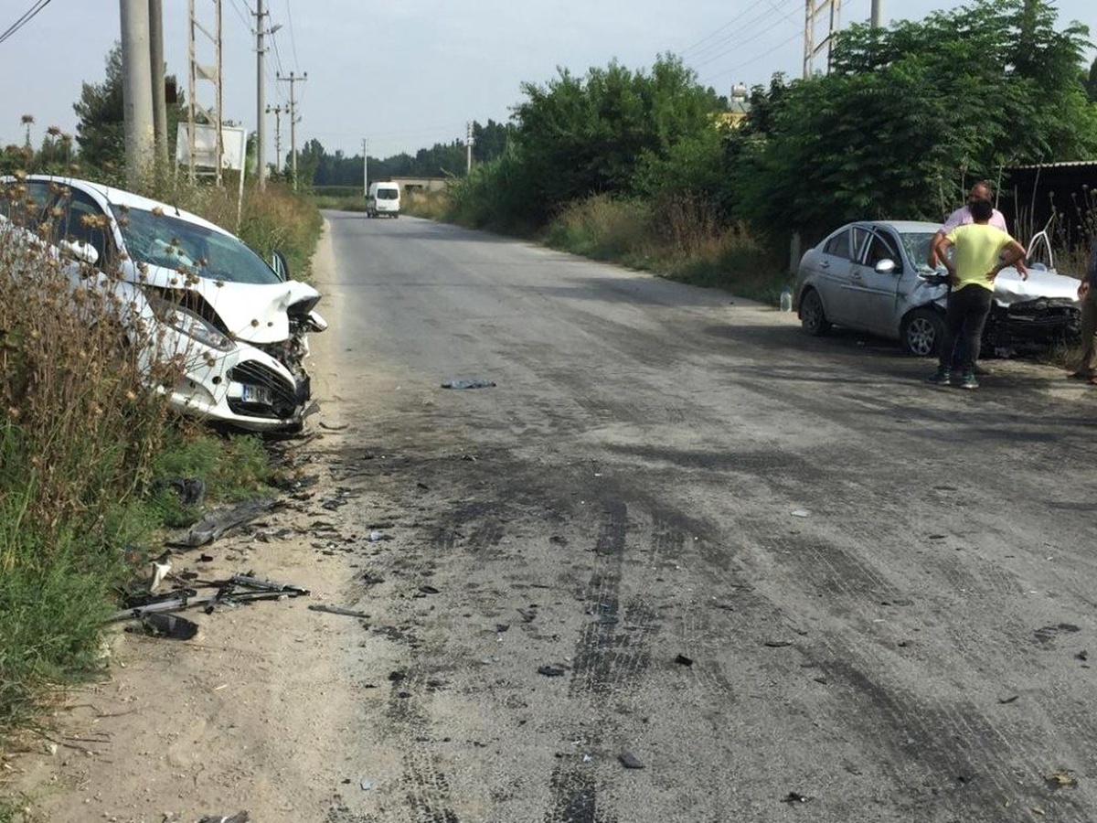Trafik kazasında 2 kadın öğretmen yaralandı