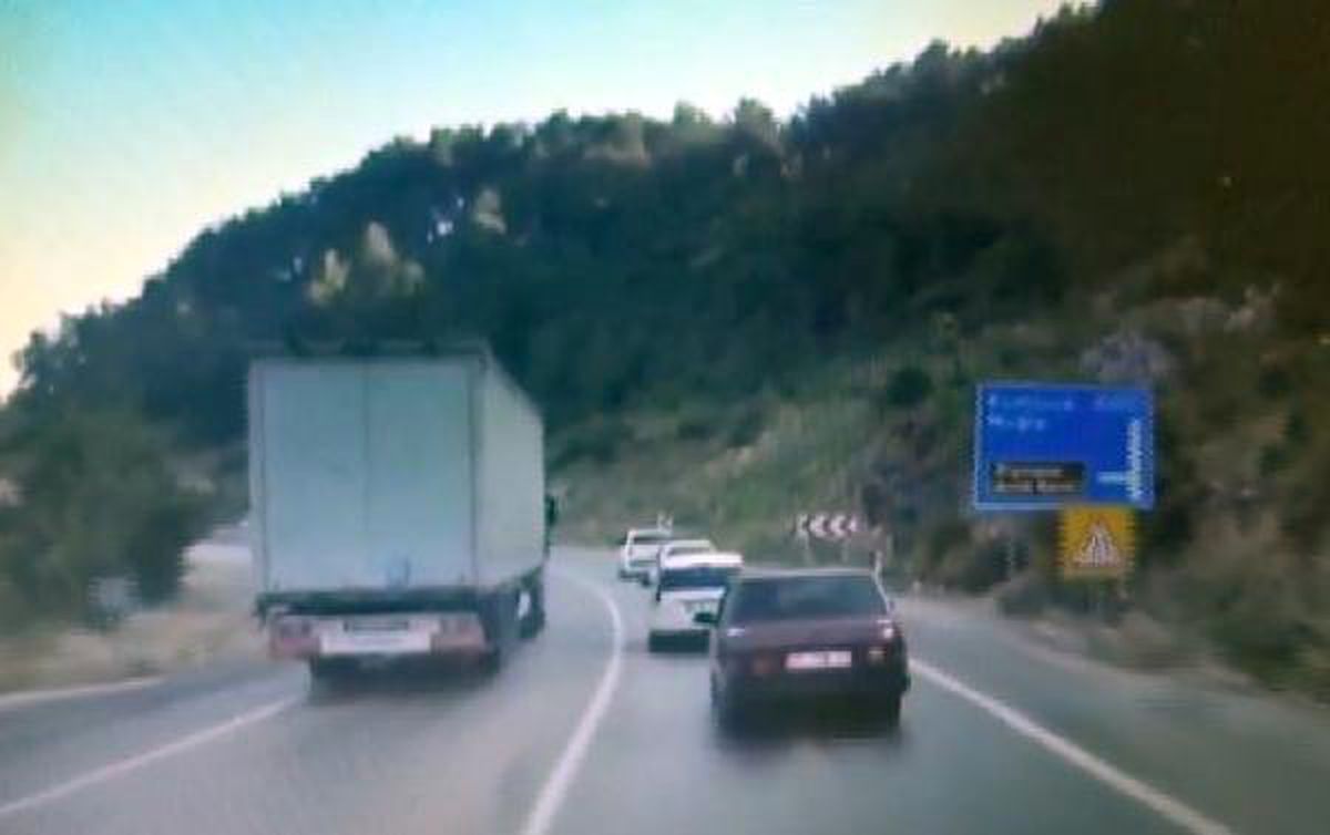 Trafikte makas atan TIR\'ın görüntüsü kamerada