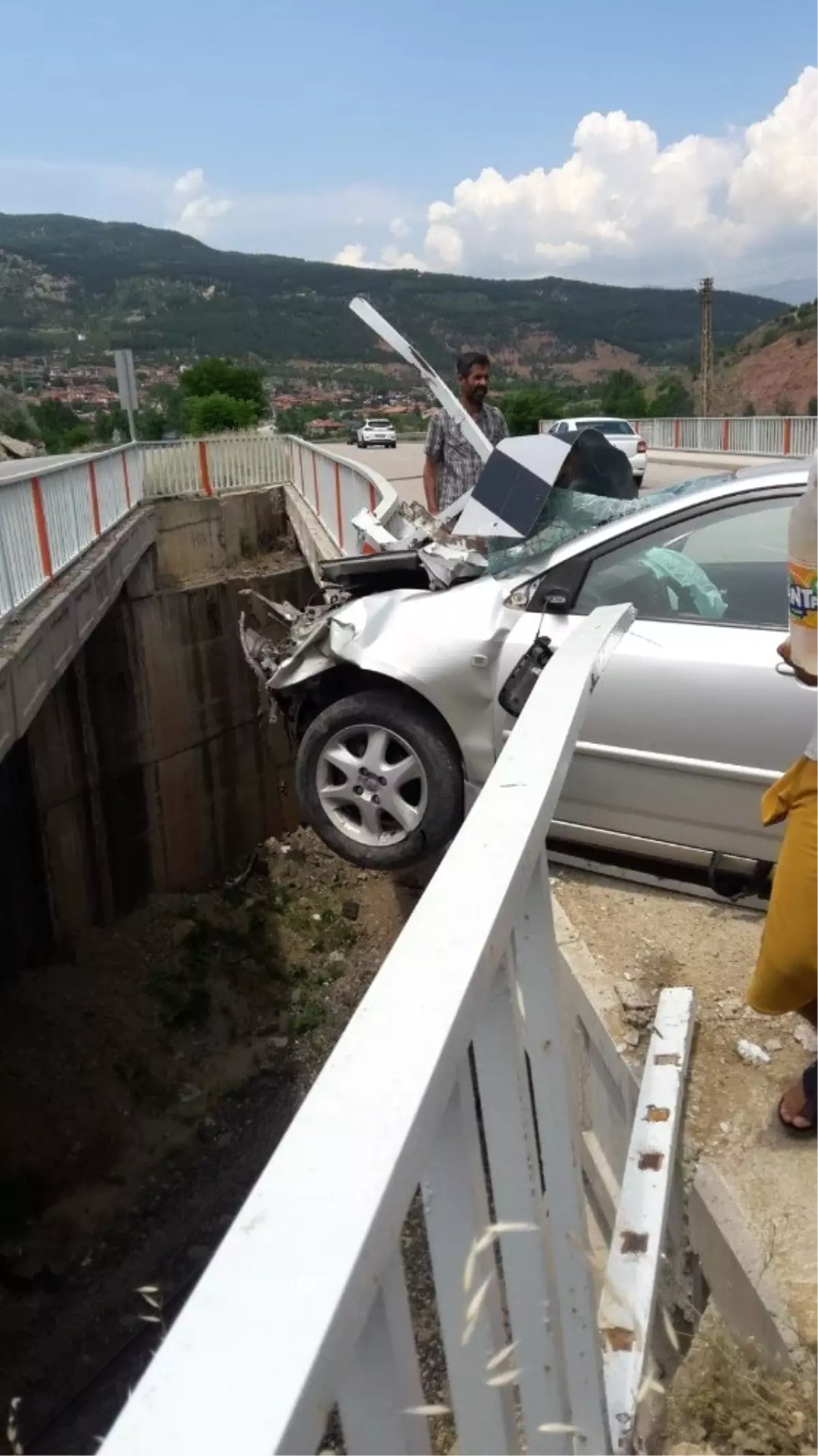 Tren yoluna düşmekten son anda kurtuldular