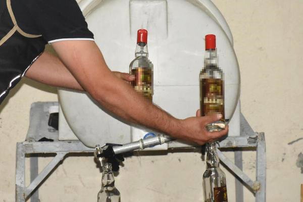 Turizm bölgeleri için sahte içki üretirken yakalandılar (2)