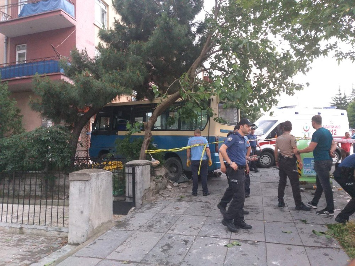 Yağmurda kayan dolmuşun altında kalan kişi hayatını kaybetti