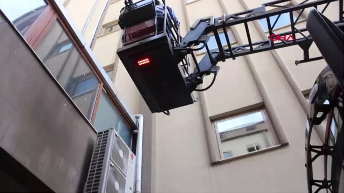 ADIYAMAN Hastane çatısına takılan yavru kırlangıç kurtarıldı