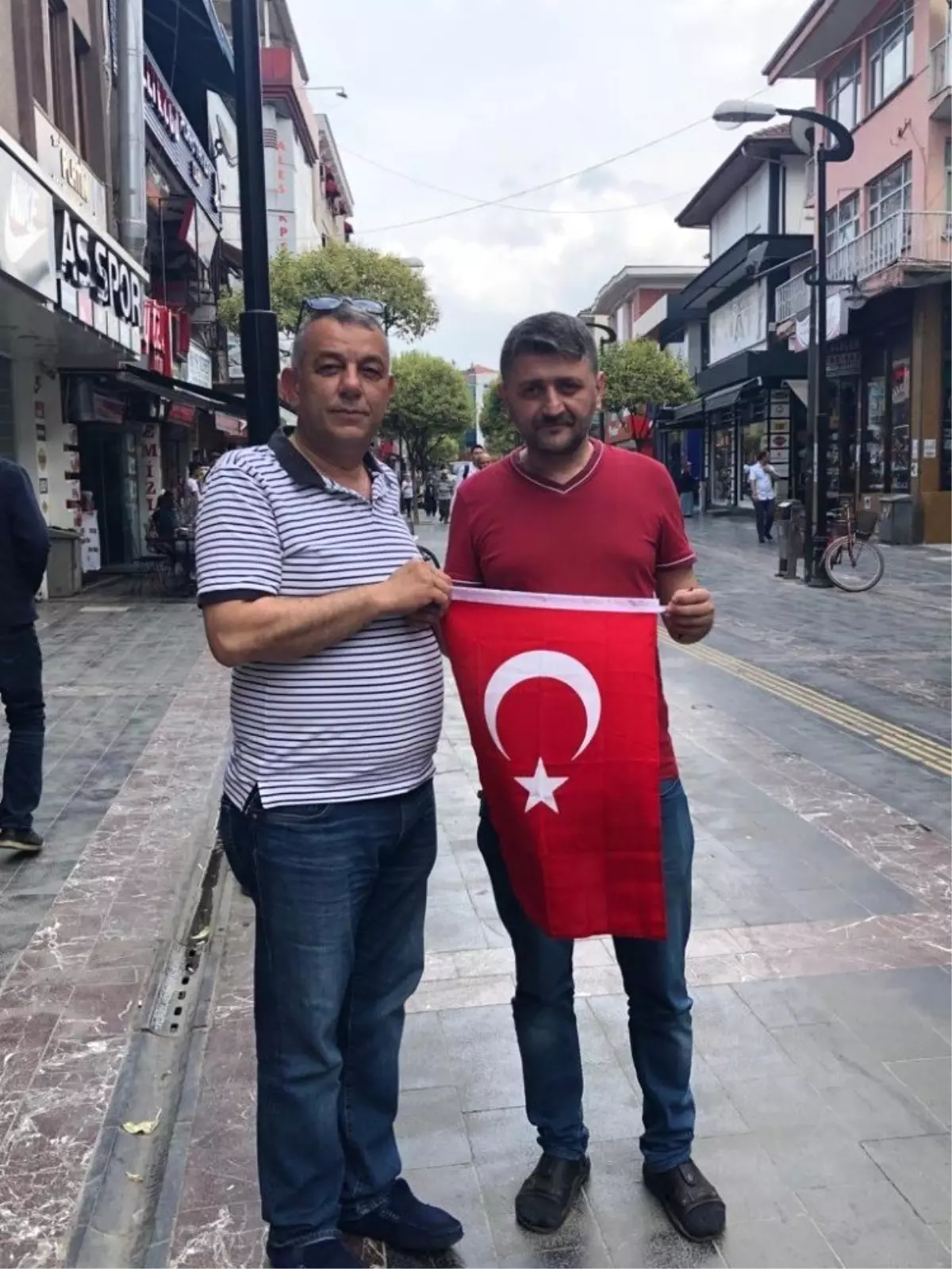 ASKF Başkan Bıyık Milli maç için bayrak dağıttı