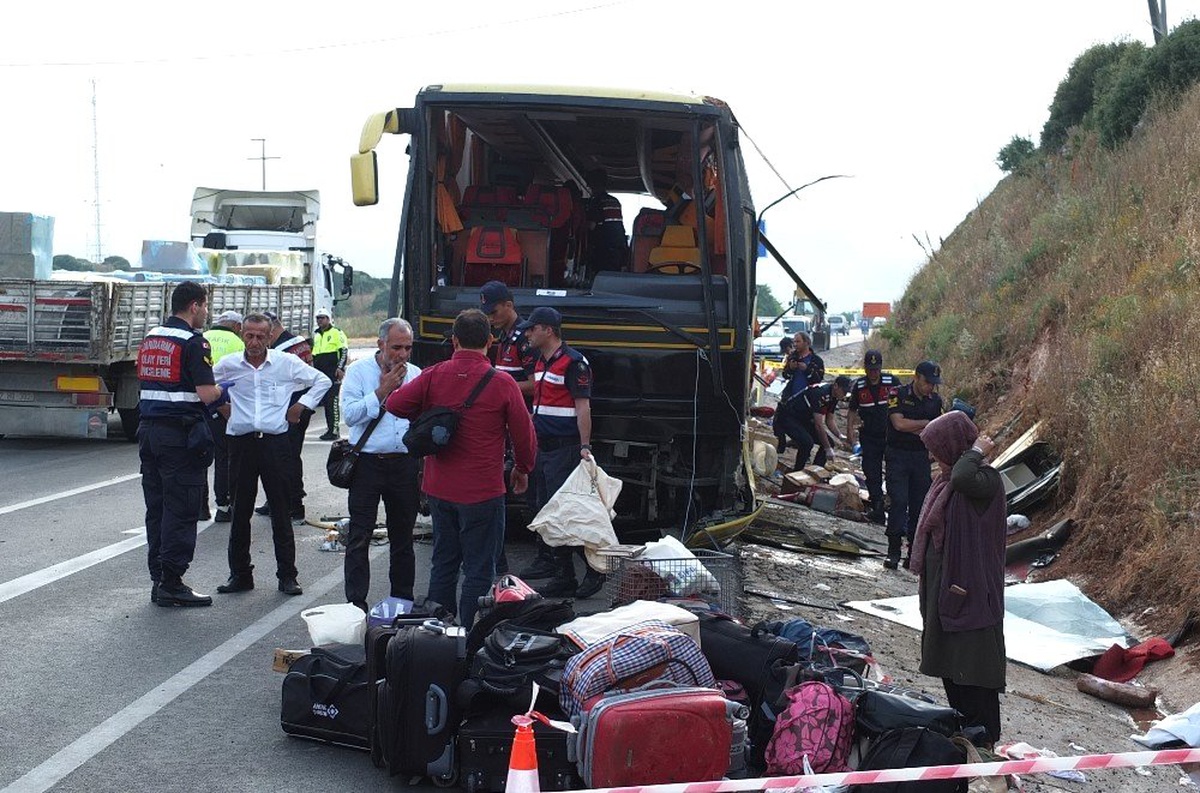 Bandırma\'da otobüs kazası : 4 ölü 42 yaralı