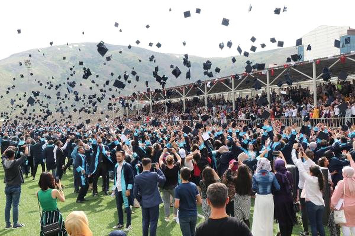 BEÜ\'de 1500 öğrencinin mezuniyet coşkusu