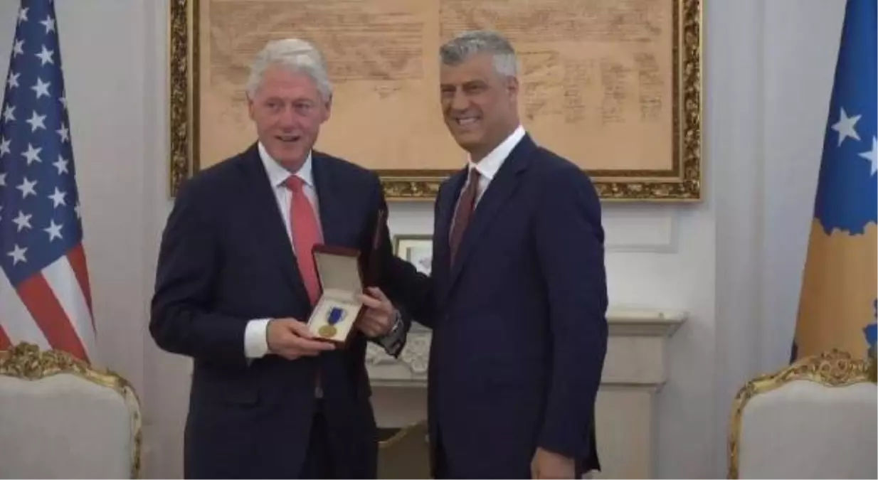 Bill Clinton\'a Kosova\'da \'Cumhurbaşkanlığı Nişanı\' verildi