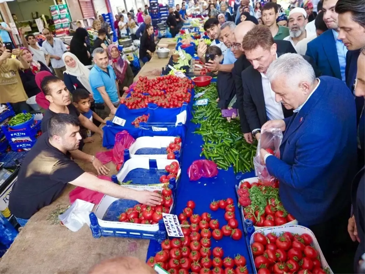 Binali Yıldırım\'a Bahçelievler\'de salı pazarında yoğun ilgi