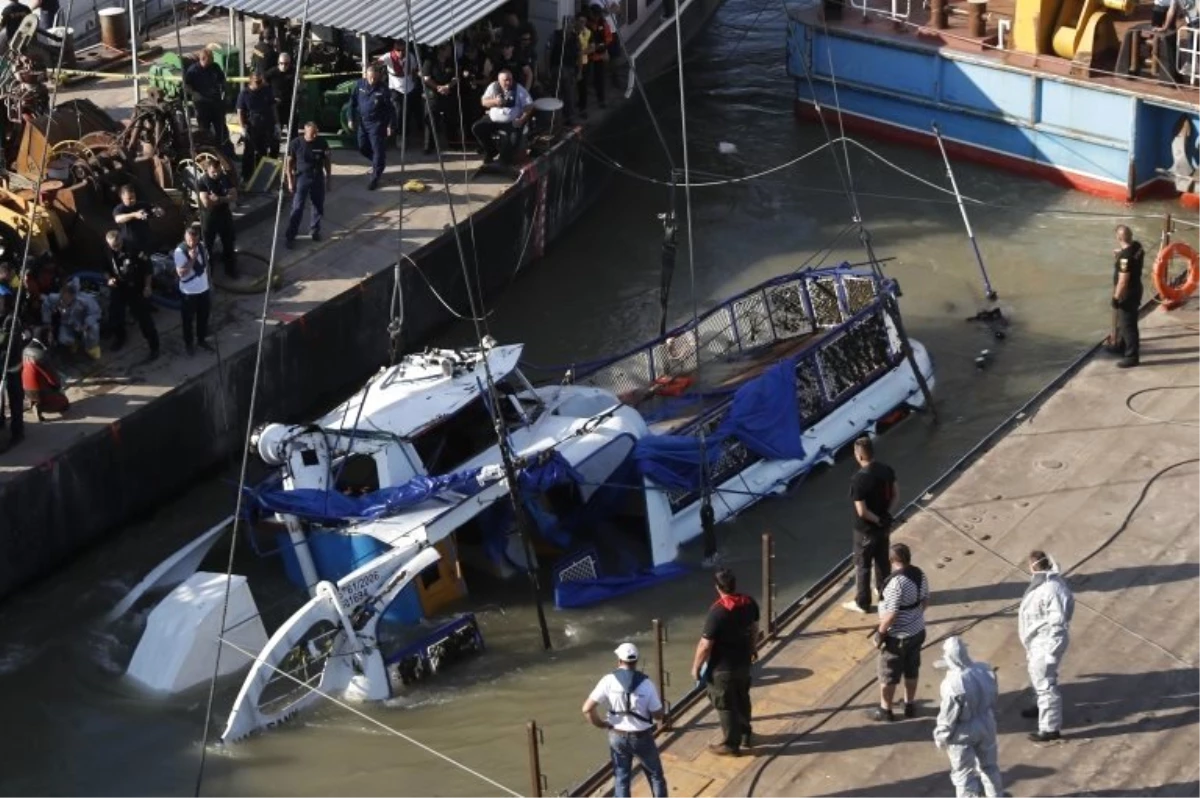 Budapeşte\'de Tuna Nehri\'nde batan teknenin enkazı kazadan 2 hafta sonra çıkarıldı