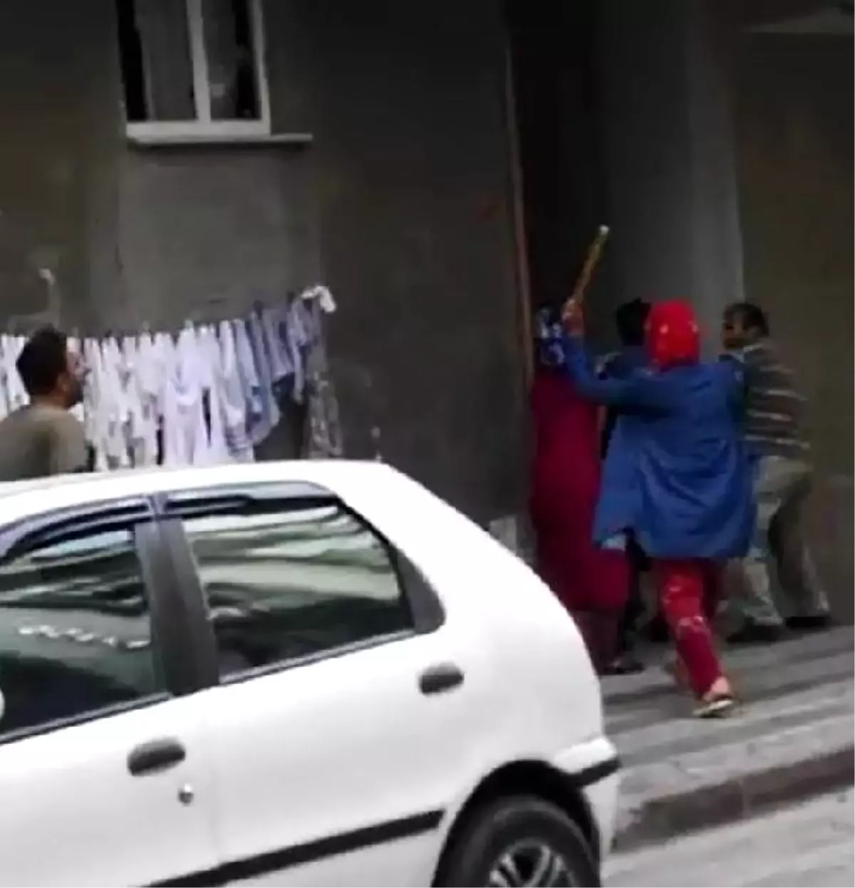 Çocuklar kavga etti, aileler sopalarla birbirine girdi