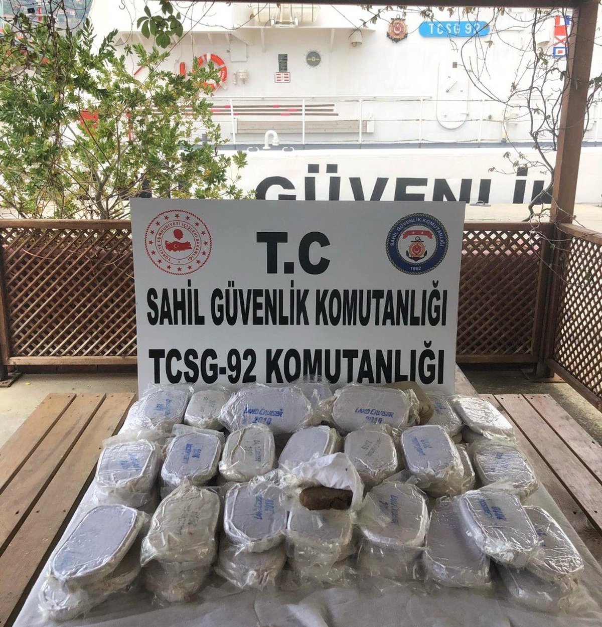 Denizde yüzen çuvaldan 14 kilo esrar çıktı