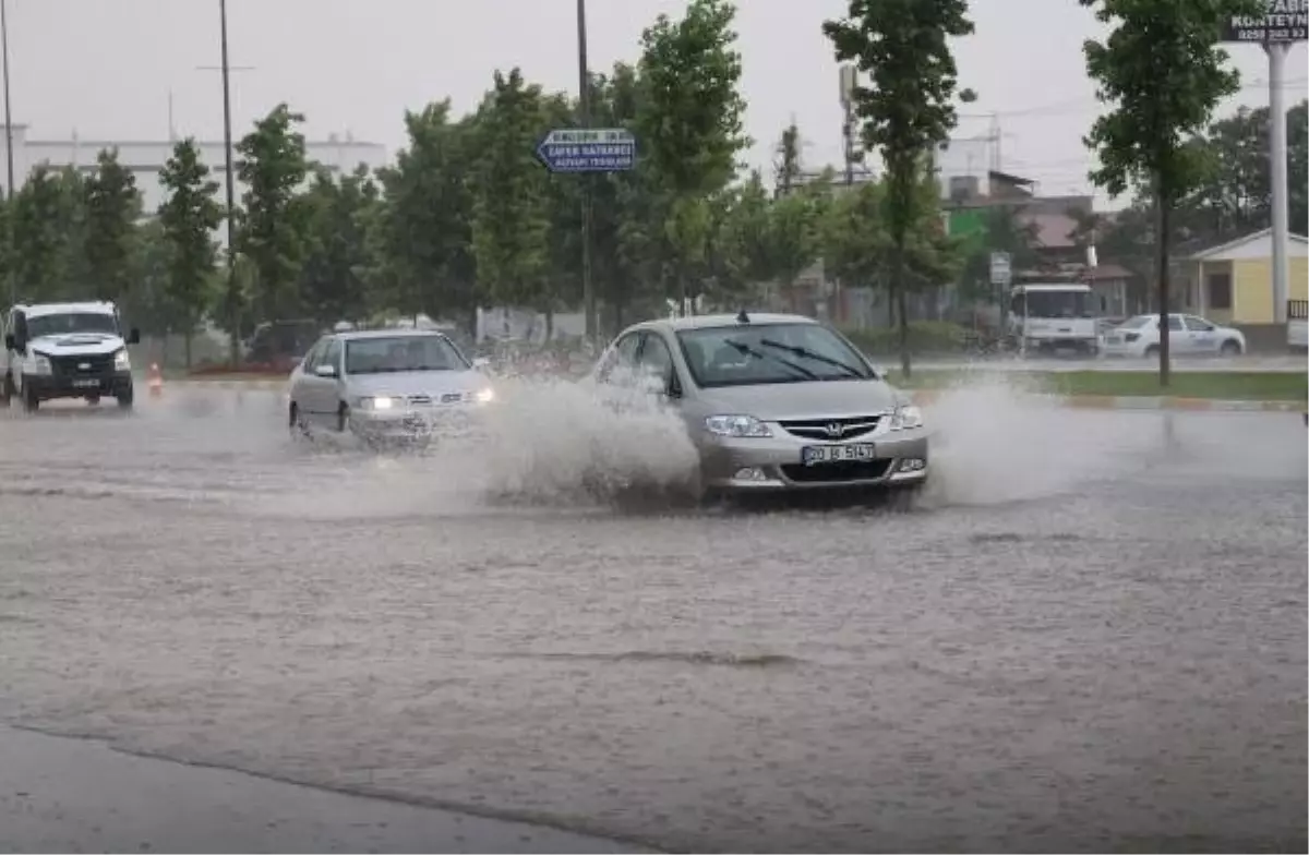 Denizli\'de sağanak yolları göle çevirdi