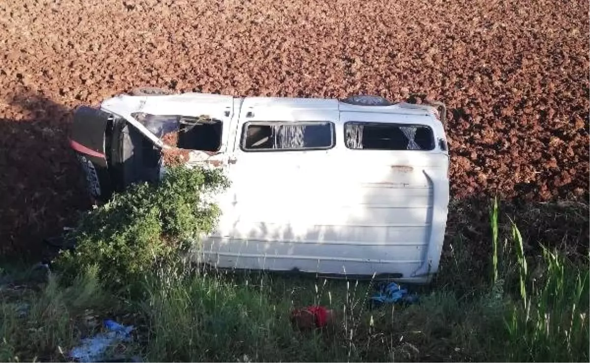 Düğünden dönenleri taşıyan minibüs devrildi: 16 yaralı