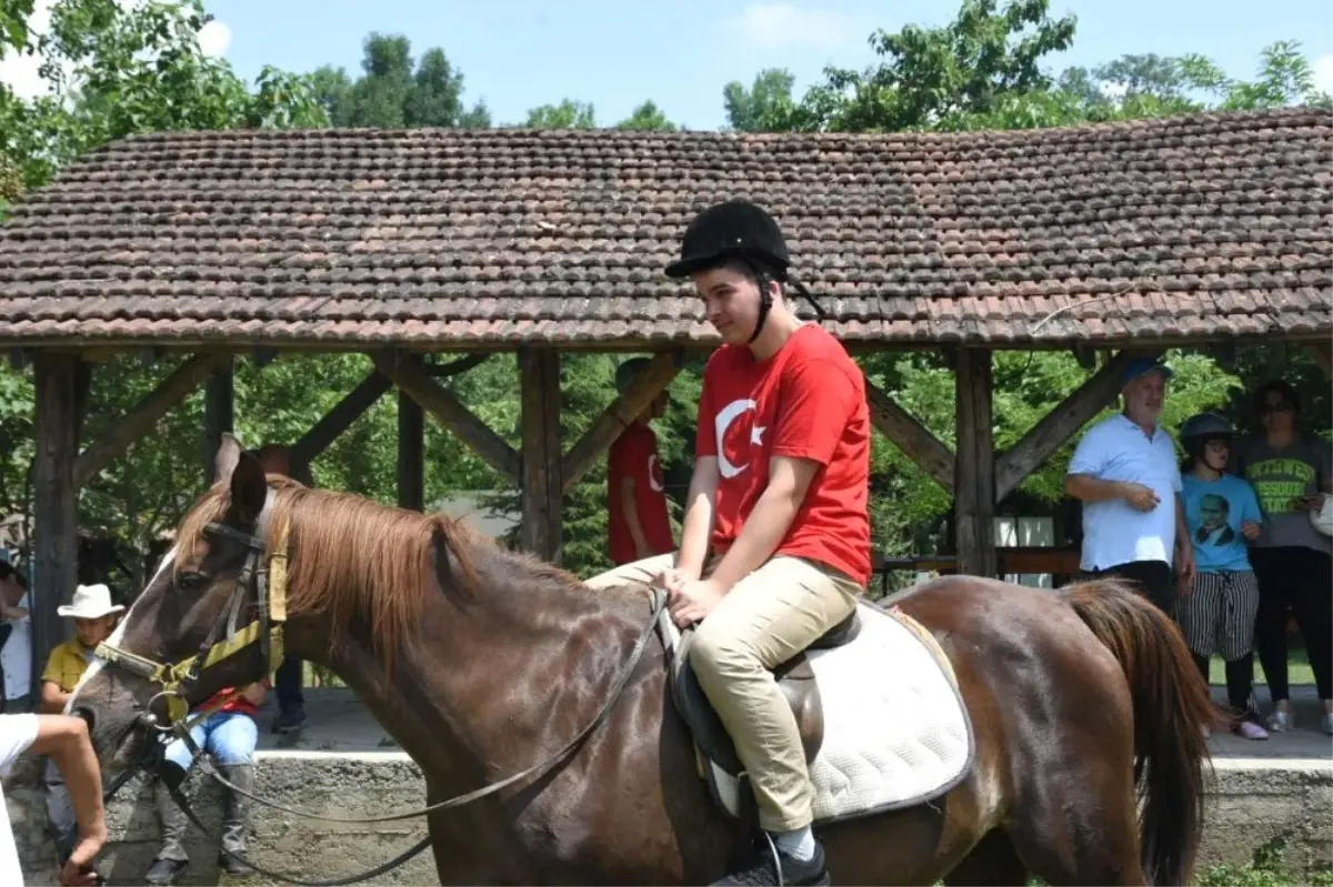 Engelli çocuklar yüzme öğrendi, ata bindi