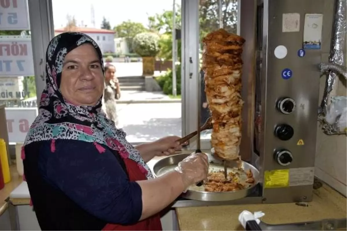 Eşine destek olmak için dürümcü açtı, 2 çocuğunu okuttu