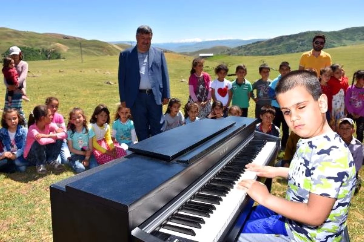 Görme engelli Bager, köydeki öğrencilere piyano ile konser verdi