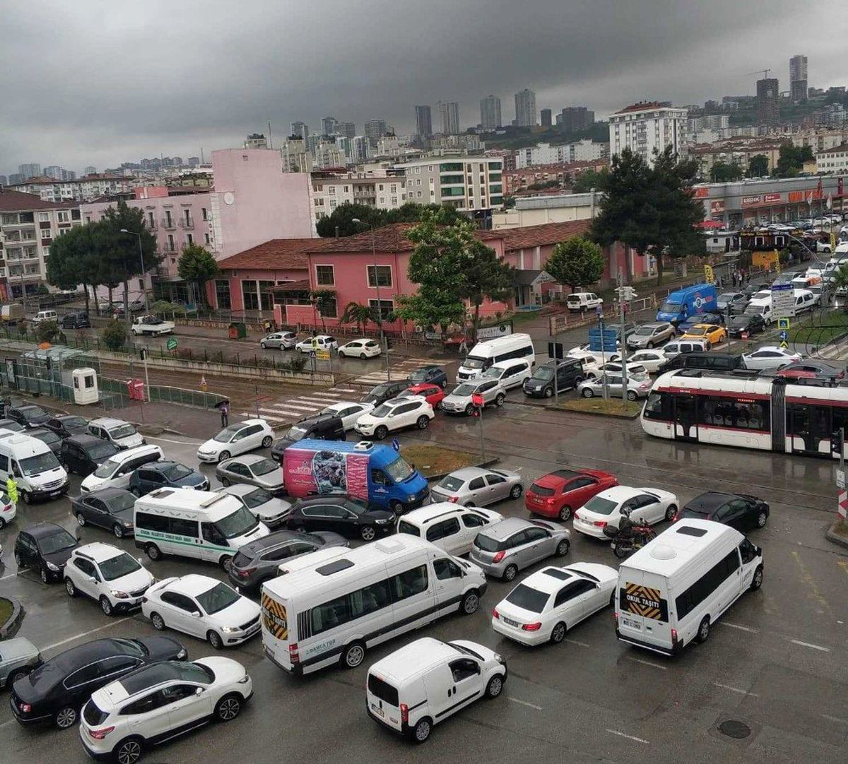 Hemzemin geçitte trafik keşmekeşliği