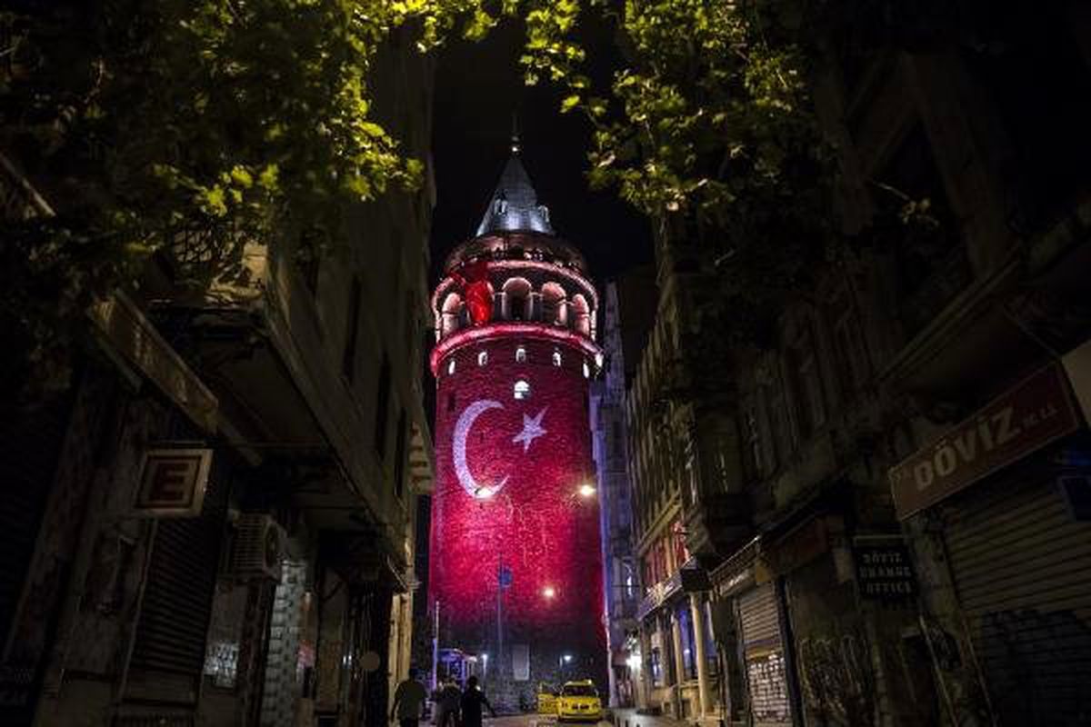 İBB, millilere destek için #İstanbulKırmızıBeyaz diyor!