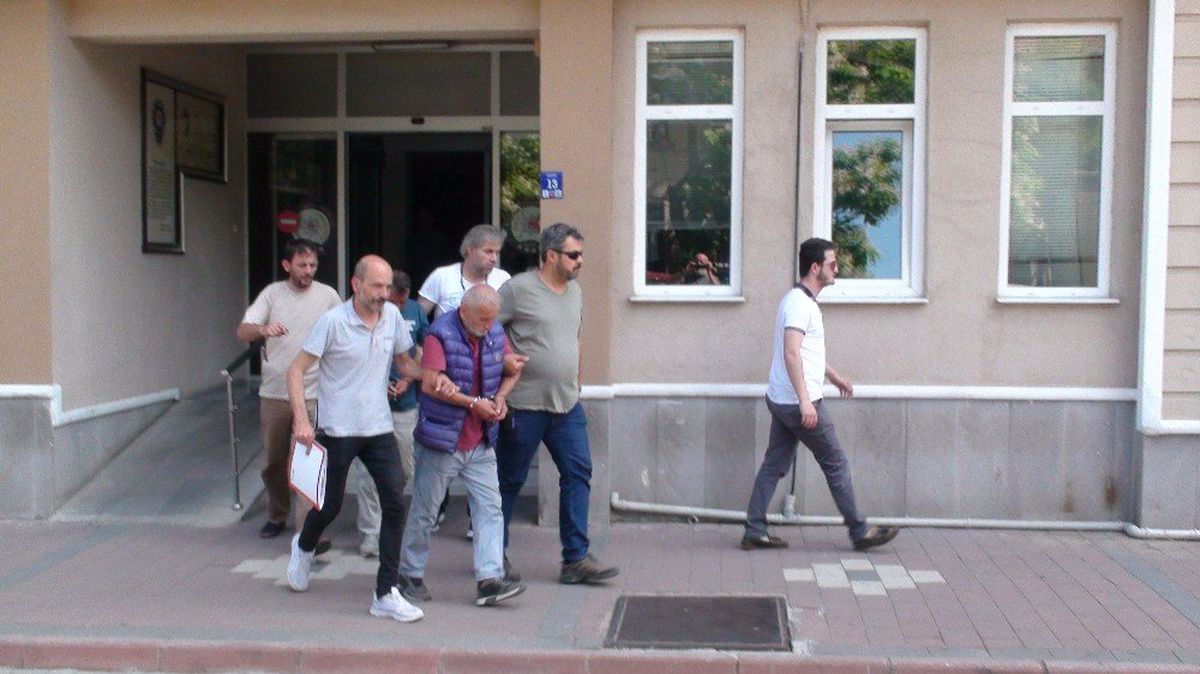 İş makinesiyle ezip parçaladıkları araçları sahipleri bile tanıyamadı
