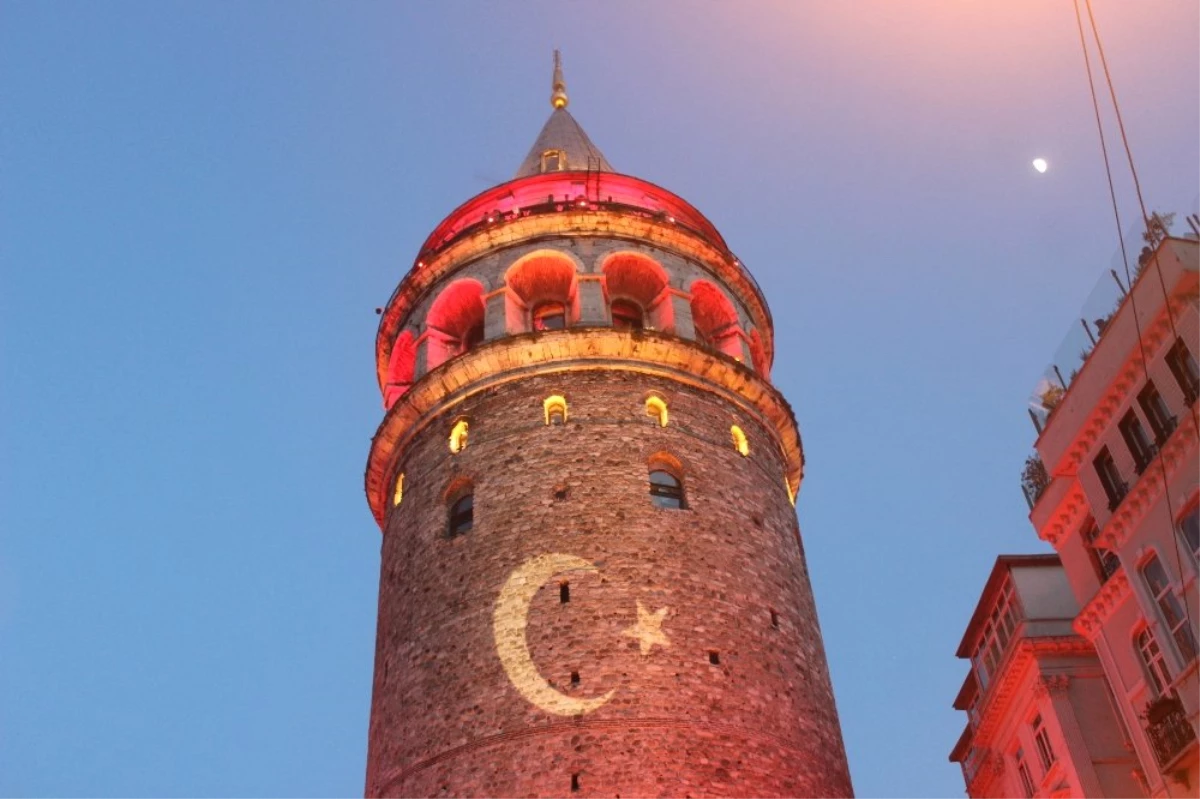 İstanbul\'un tarihi simgeleri kırmızı beyaza büründü