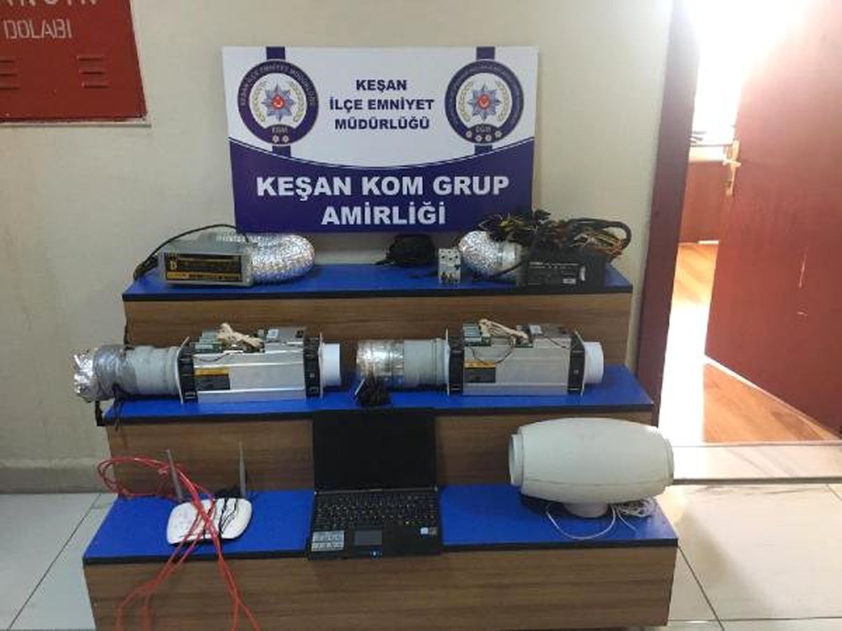 Kaçak elektrikle \'Bitcoin\' üretilen eve polis baskını