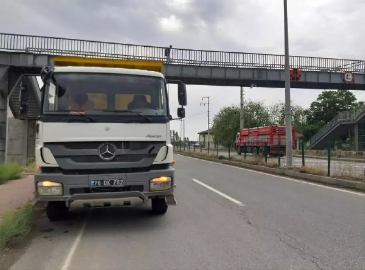 Kamyonun altında kalan liseli Elif, ağır yaralandı