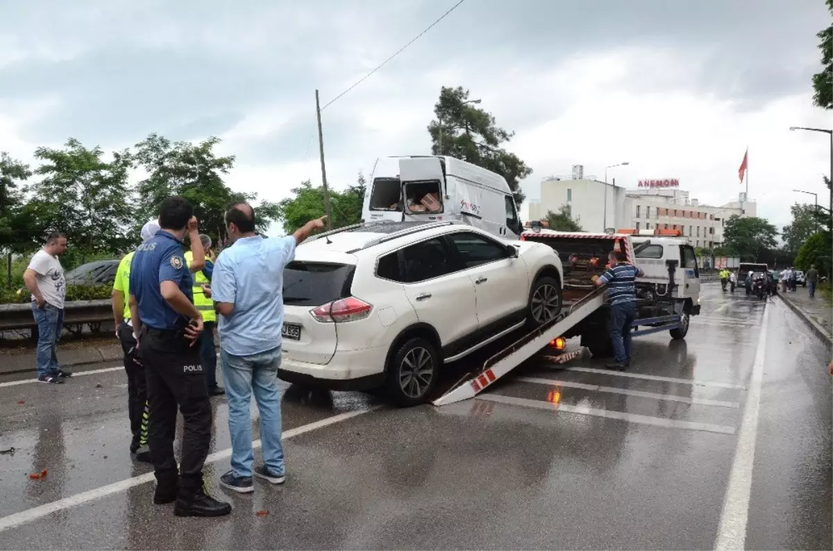 Karadeniz Sahil Yolu\'nda 5 araç birbirine girdi: 4 yaralı