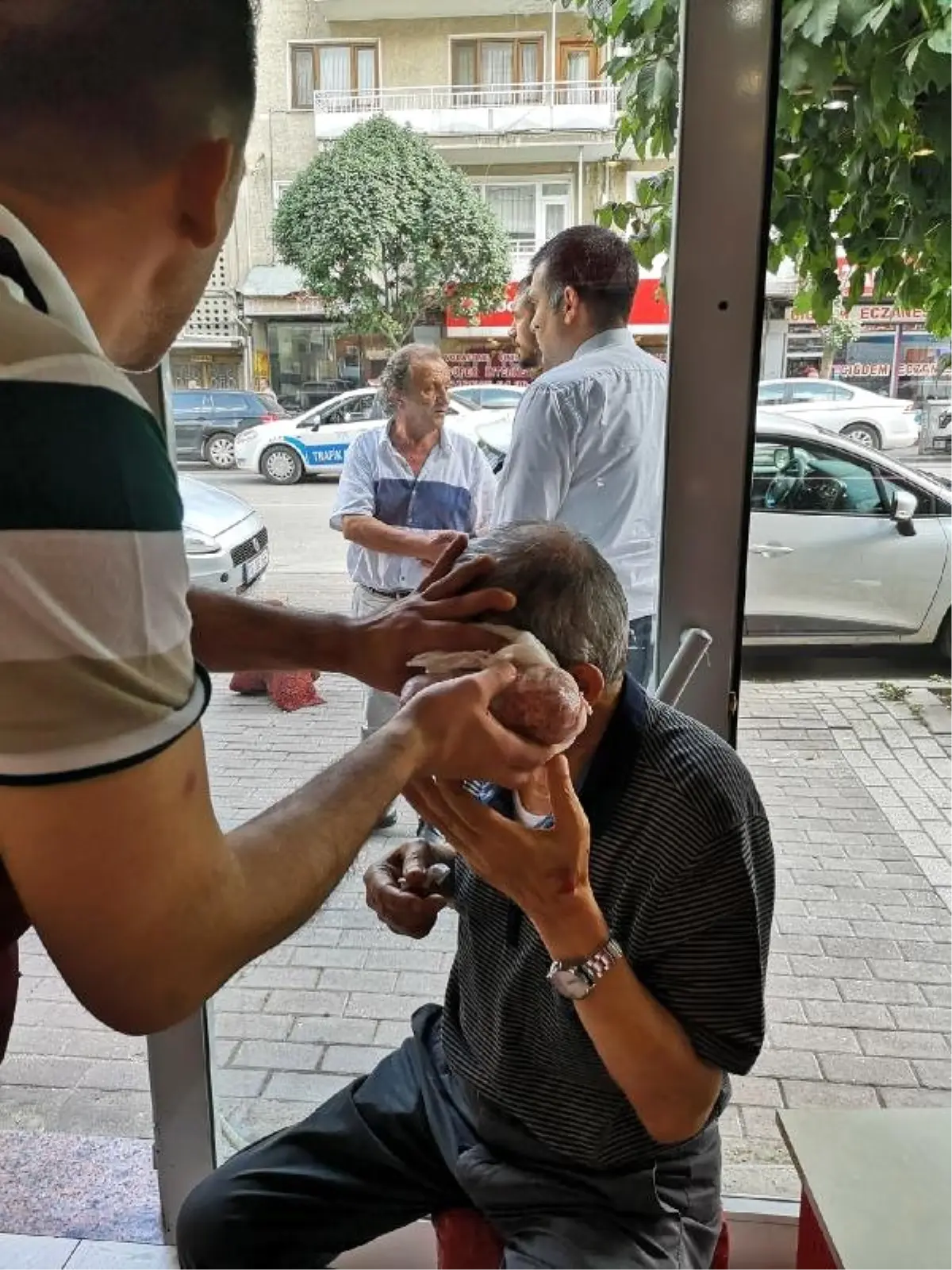 Kasap, yaralanın başına buzluktan çıkardığı kıymayı koydu