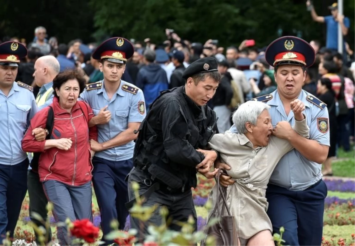 Kazakistan\'da seçimleri geçici cumhurbaşkanı Tokayev kazandı, protesto eden yüzlerce kişi gözaltına...