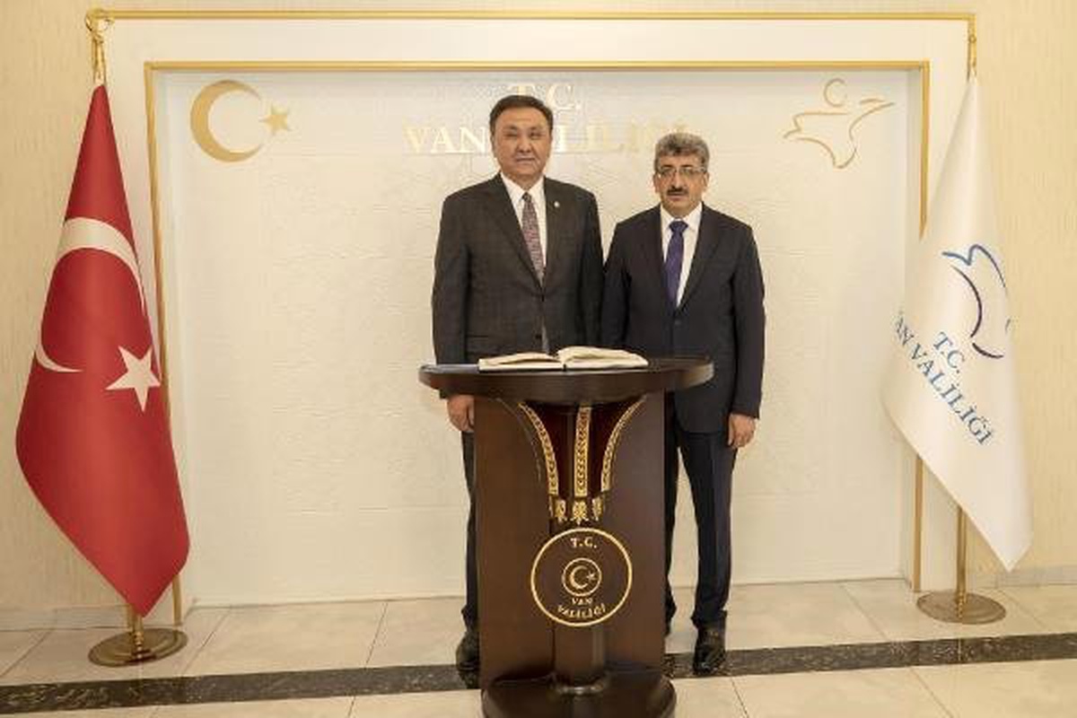 Kırgız Büyükelçi Omuraliyev, Van Valisi Bilmez\'i ziyaret etti