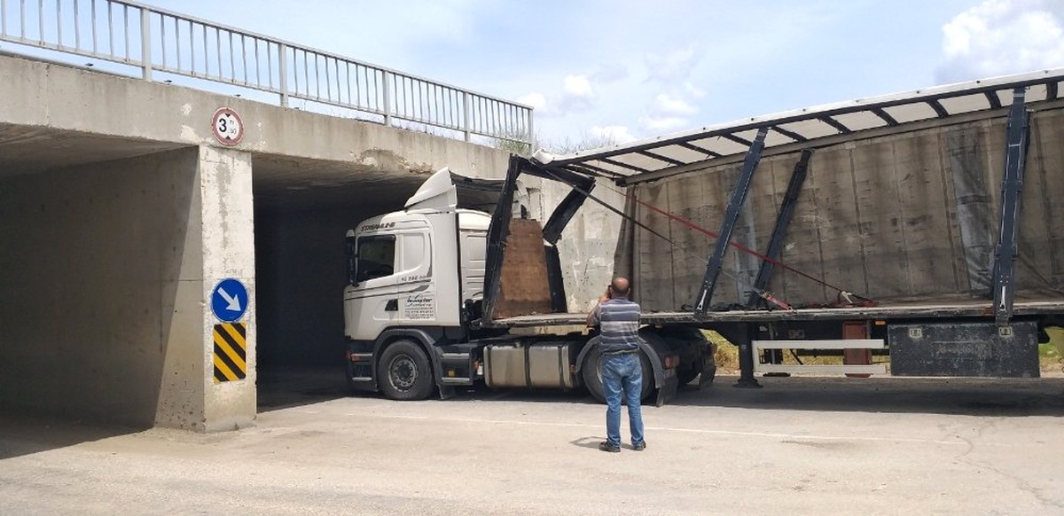 Köprüde sıkışan tırı keserek çıkardılar