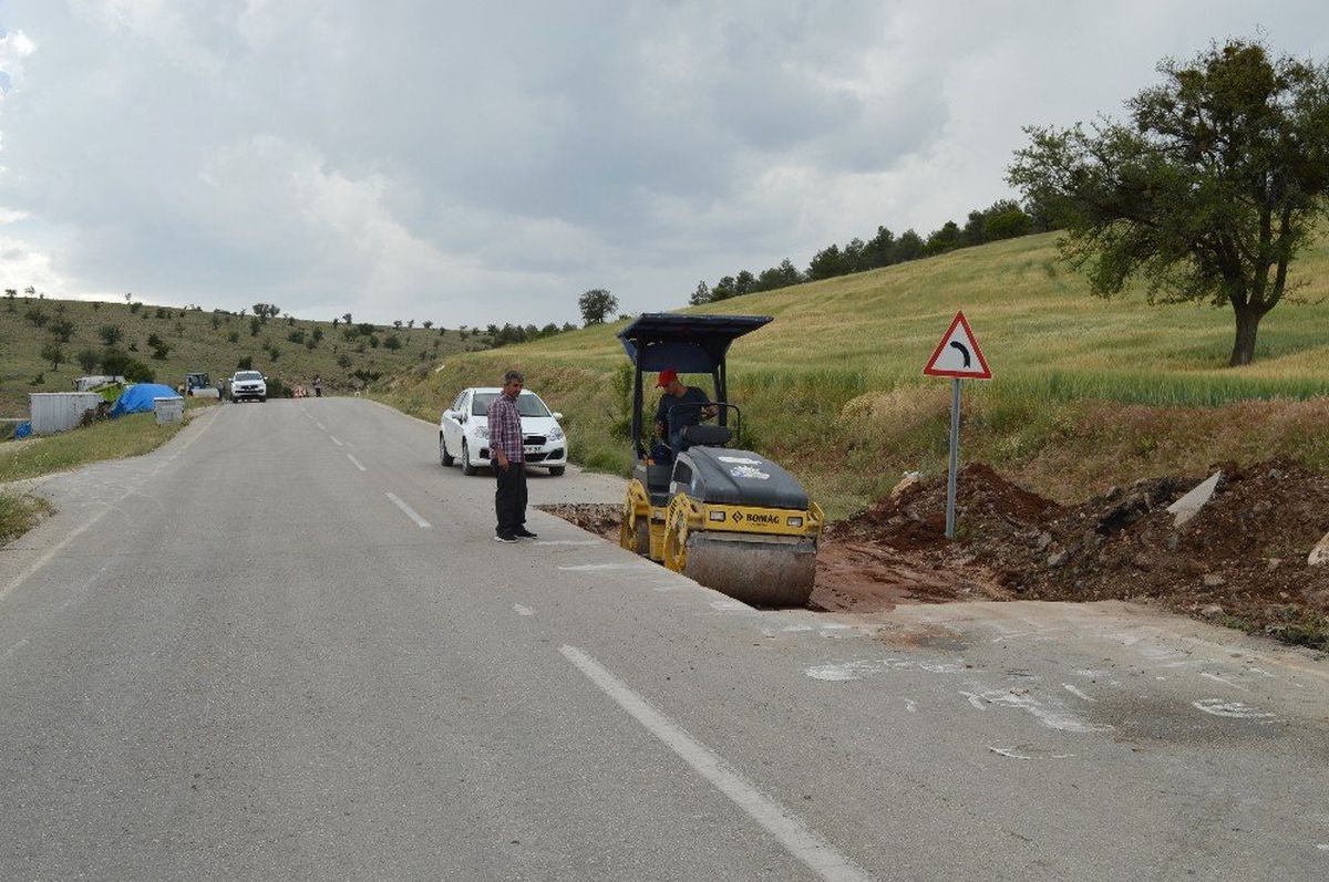 Korkuteli\'ndeki deforme yollar yaz sezonuna yeniliyor
