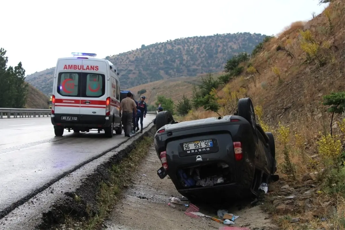 Kula\'da iki otomobil çarpıştı: 5 yaralı