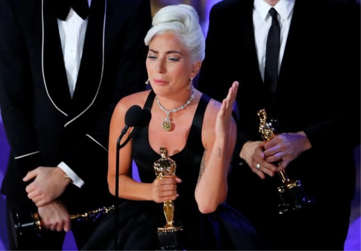 Lady Gaga, Bradley Cooper\'ı soran hayranlarına sahnede küfür etti