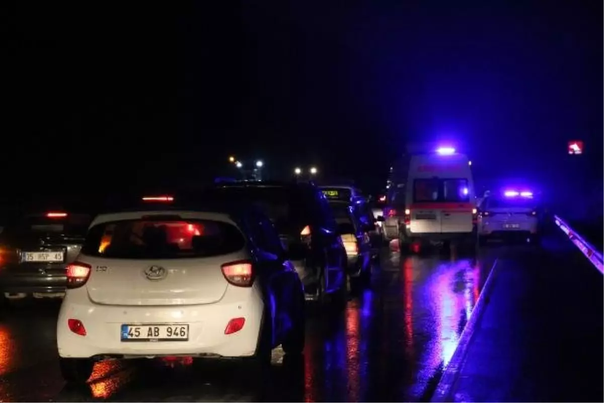 Manisa- İzmir yolu heyelan nedeniyle trafiğe kapandı (2)