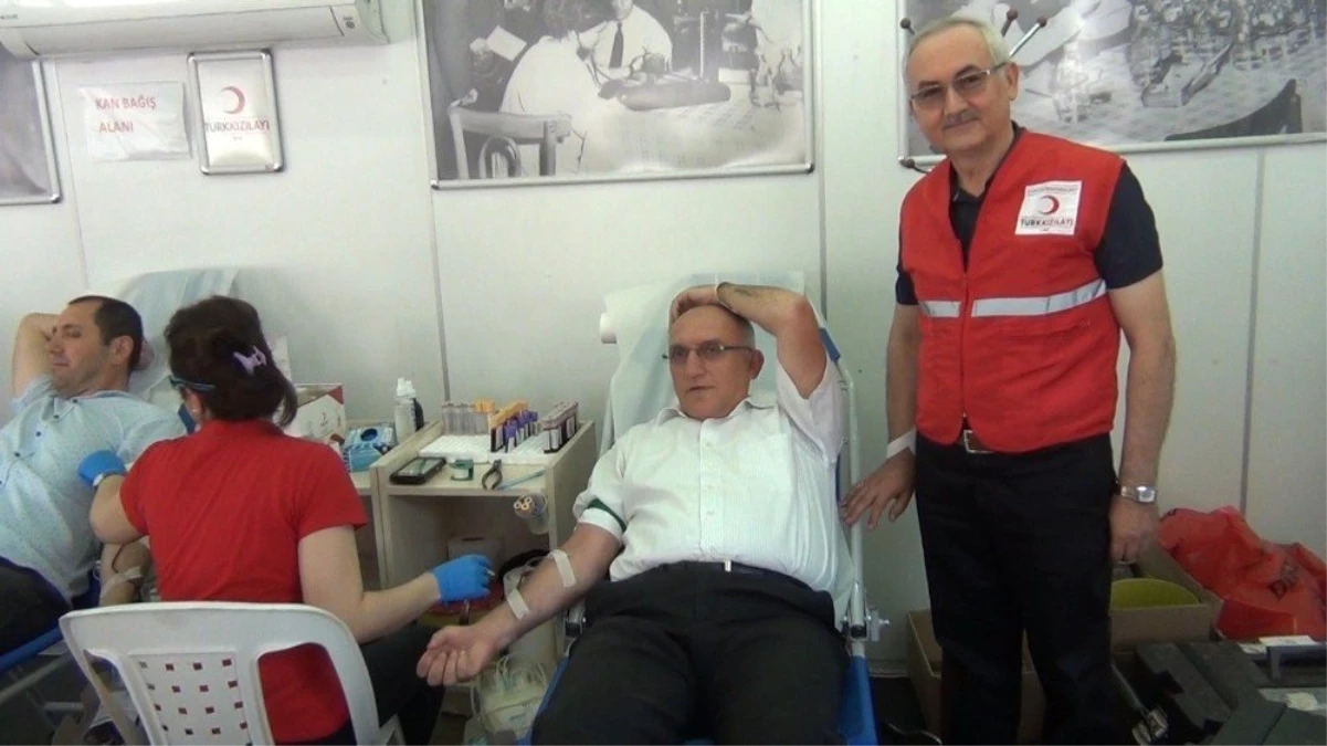 Mustafakemalpaşa Kaymakamı Koçberber\'den kan bağışına destek