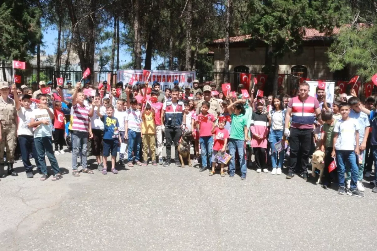 Öğrencilerden jandarmaya "kuruluş" kutlaması