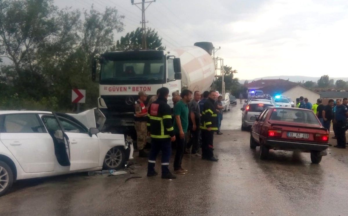 Otomobil ile beton mikseri çarpıştı: 6 yaralı