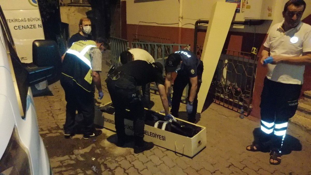 Psikolojik rahatsızlığı olduğu iddia edilen bir kişi 1\'polis 3 kişiyi yaraladı 1 kişiyi öldürdü