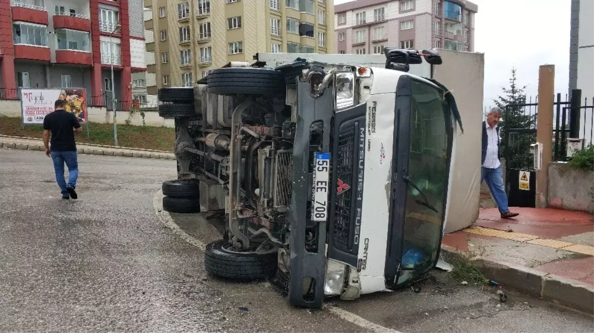 Samsun\'da ev eşyası taşıyan kamyon devrildi: 4 yaralı