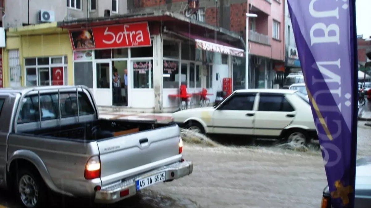 Sarıgöl caddeleri göle döndü