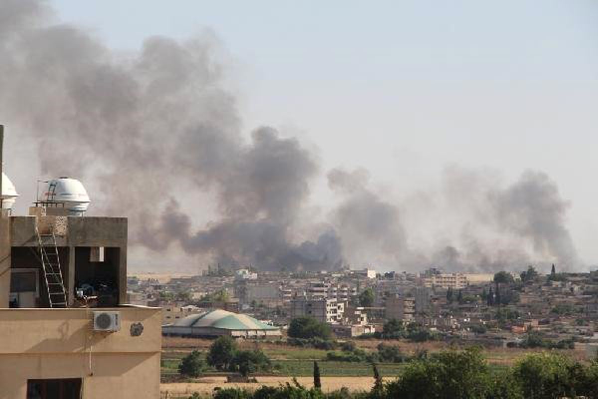 Suriye\'de tarlada çıkan yangın, Nusaybin\'den görüntülendi