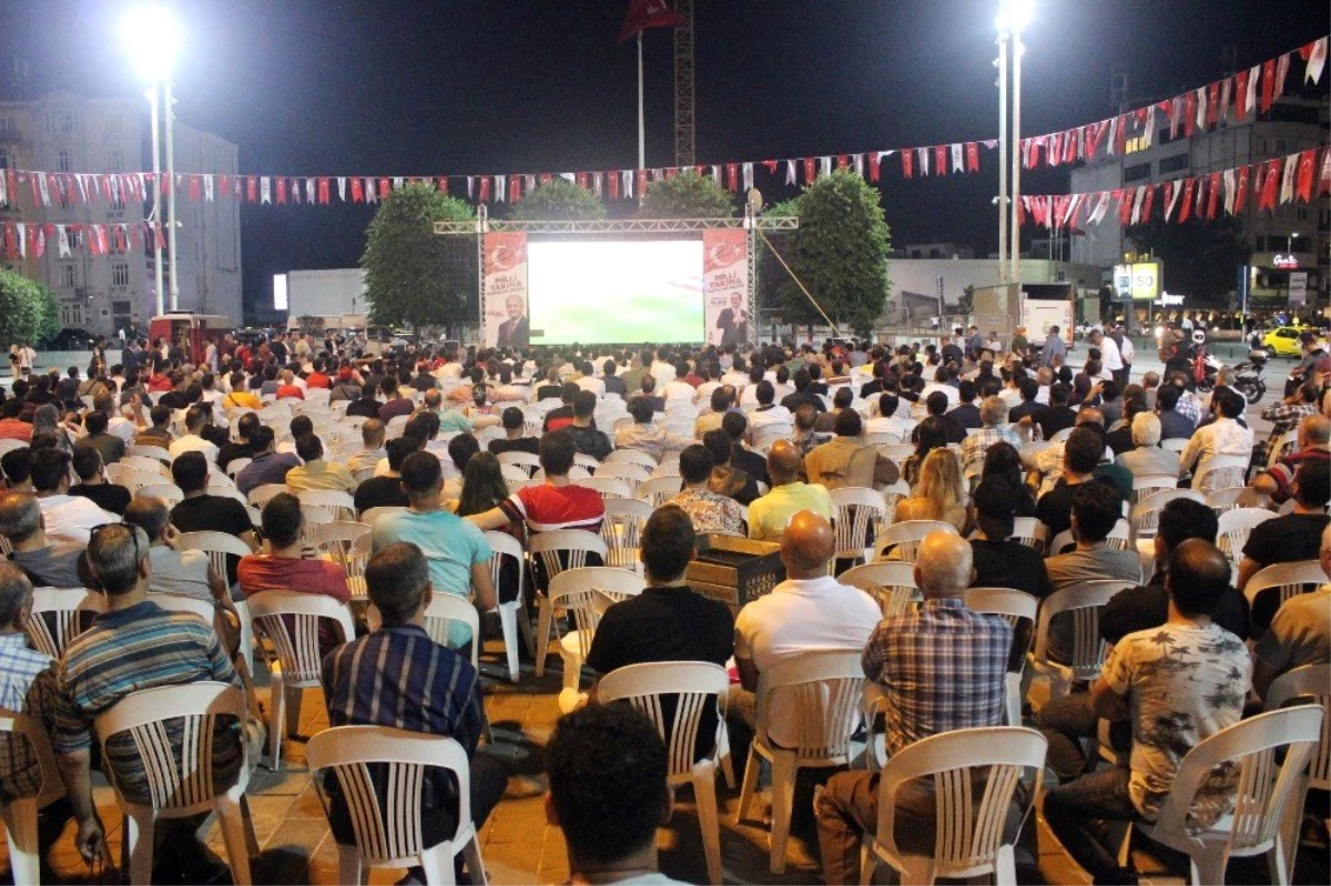 Taksim Meydanı\'nda milli maç heyecanı dev ekrana taşındı