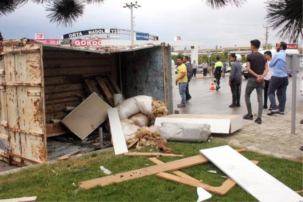 TIR\'la çarpışan keçi yüklü kamyonet devrildi