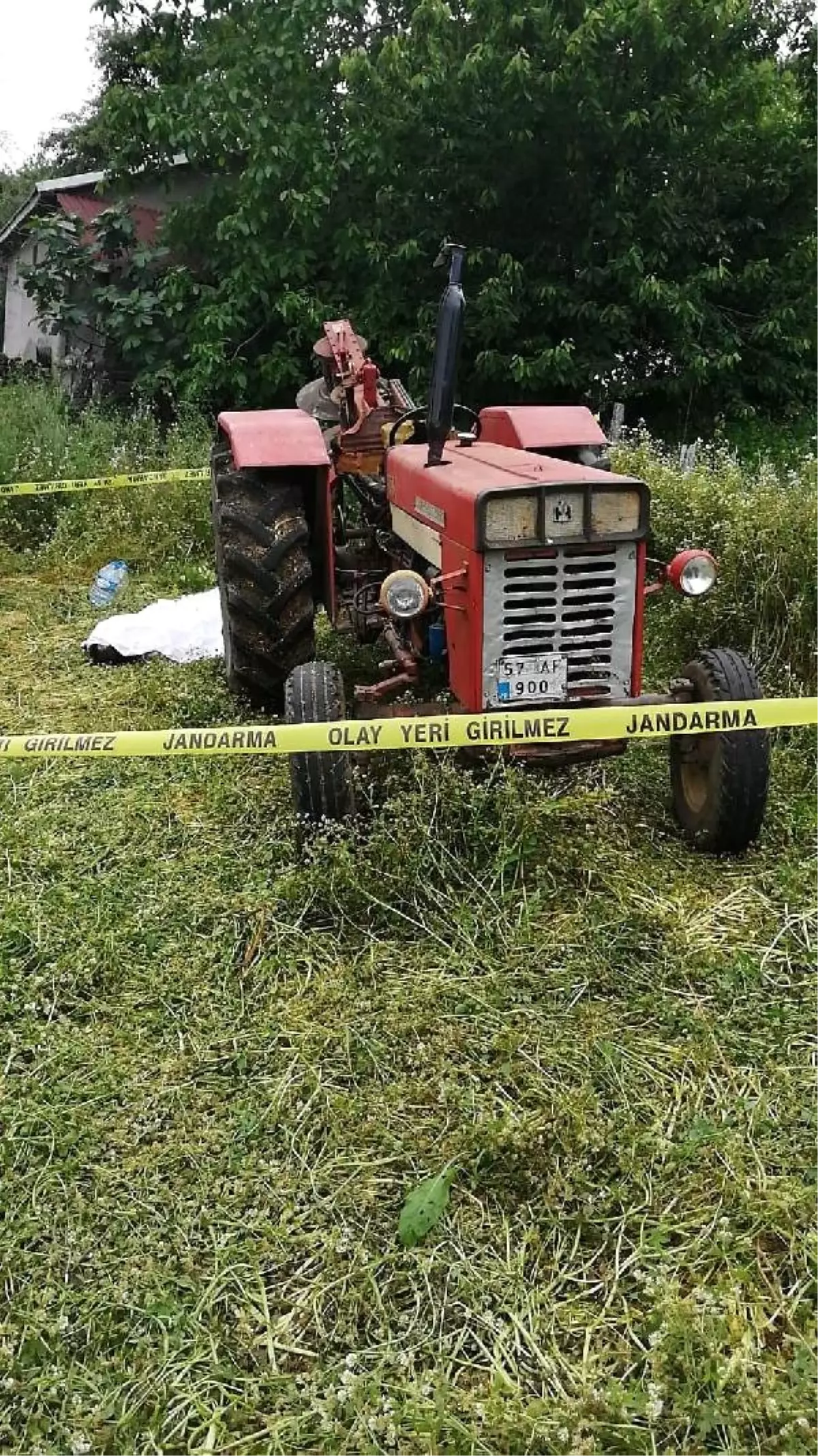 Traktöre bağlı ot biçme makinesine sıkışan çiftçi öldü