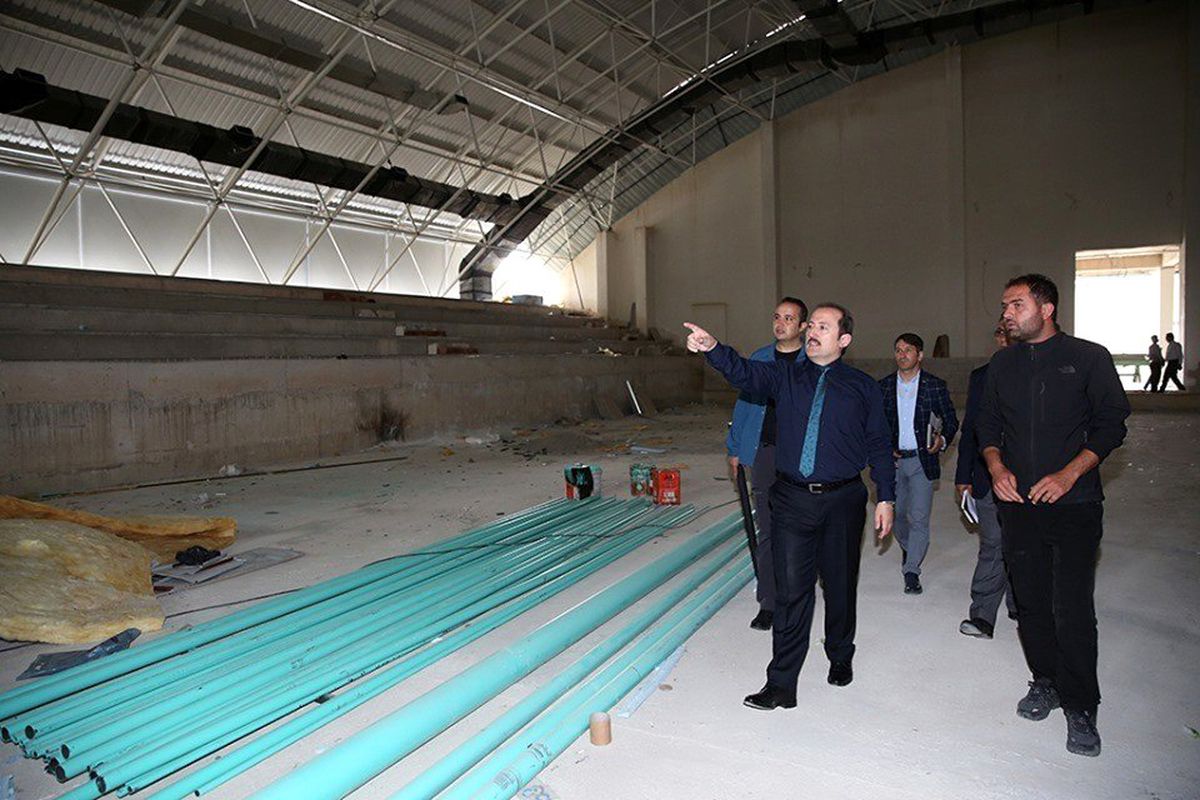 Vali Ali Hamza Pehlivan, Bayburt Mesleki ve Teknik Anadolu Lisesi Spor Salonunda incelemelerde...