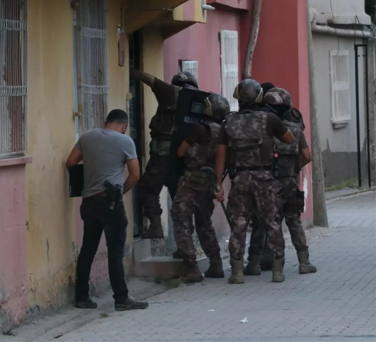 Adana merkezli 3 ilde şafak vakti DEAŞ operasyonu